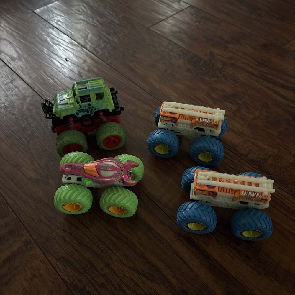 HOT WHEELS MONSTER TRUCKS 1:64 DIECAST GLOW In The Dark Neon Gunkster Dino